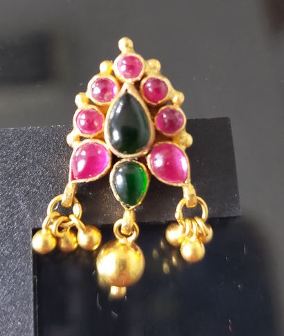 Paire de boucles d’oreilles en or 18k (750e),...