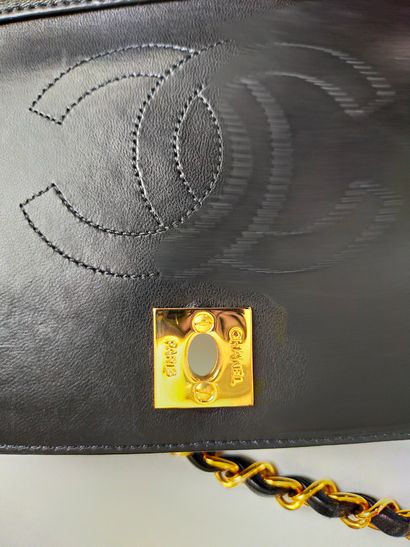 CHANEL 
Sac pochette matelassé en cuir noir...