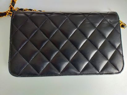 CHANEL 
Sac pochette matelassé en cuir noir...