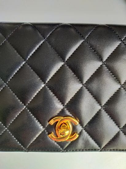 CHANEL 
Sac pochette matelassé en cuir noir...