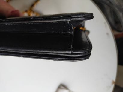 CHANEL 
Sac pochette matelassé en cuir noir...