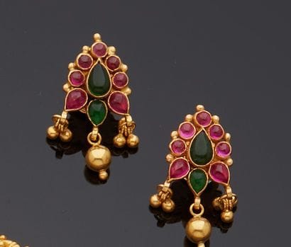 Paire de boucles d’oreilles en or 18k (750e),...
