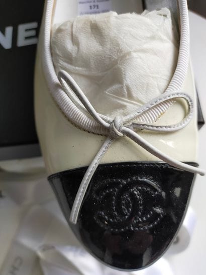CHANEL 
Ballerines bicolores blanc cassé...
