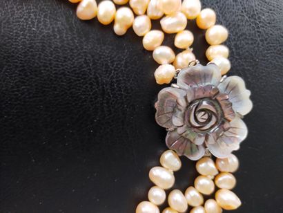 Collier trois rangs en perles baroques d'eau...