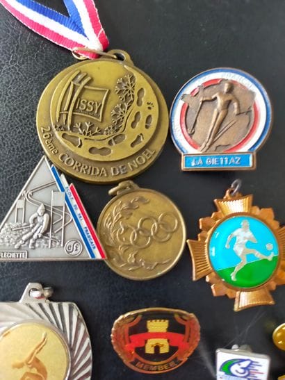 Lot de pin's et insignes