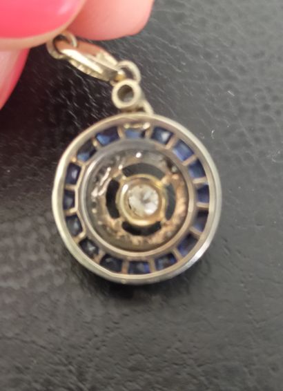 Pendentif en or gris 18k (750e), retenant...