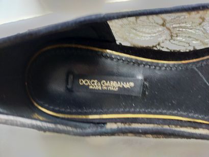 DOLCEGABBANA 
Slippers en dentelle noir avec...