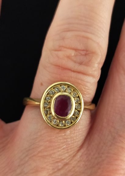 Bague en or 18k (750e), ornée d’un rubis...