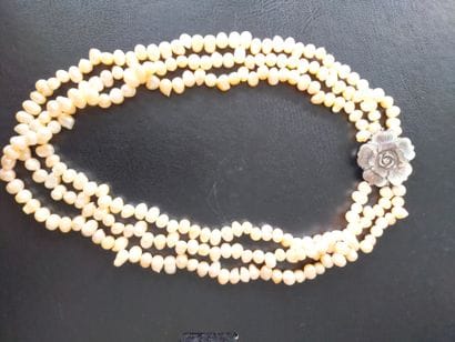 Collier trois rangs en perles baroques d'eau...