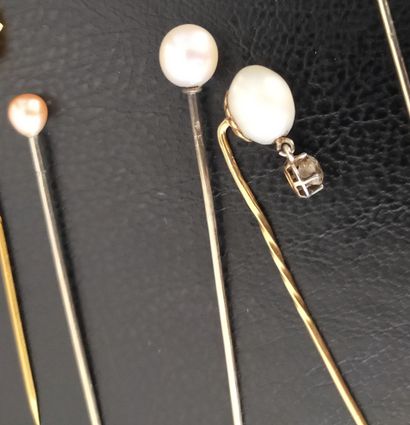 Lot en or 18k (750e), composé de 3 épingles...