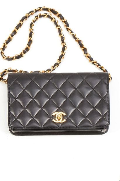 CHANEL 
Sac pochette matelassé en cuir noir...