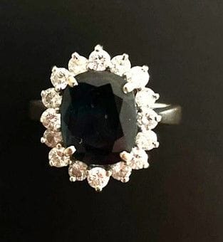 Bague en or gris 18k (750e), centrée d’un...