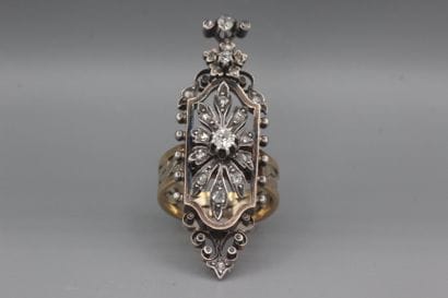 Bague en or jaune 18k (750e) et argent serti...