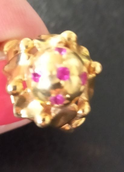 Bague en or 18k (750e), ornée d’une demi-sphère...