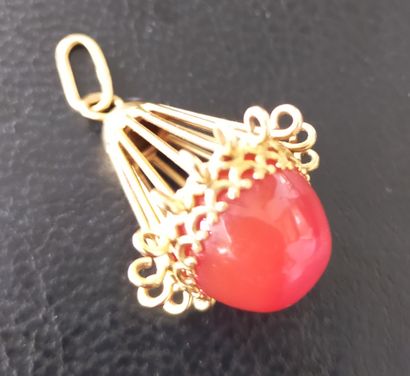 Breloque en or 18k (750e), ornée d’un cabochon...