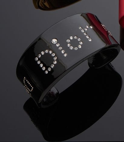 Lot composé d’un bracelet en résine noir...