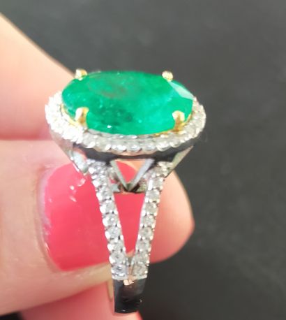 Bague en or gris 18 K serti d'une émeraude...