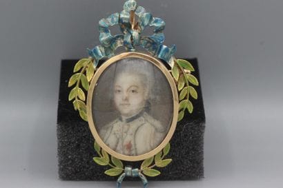 Broche en or jaune 18k (750e) rehaussée d'émail...