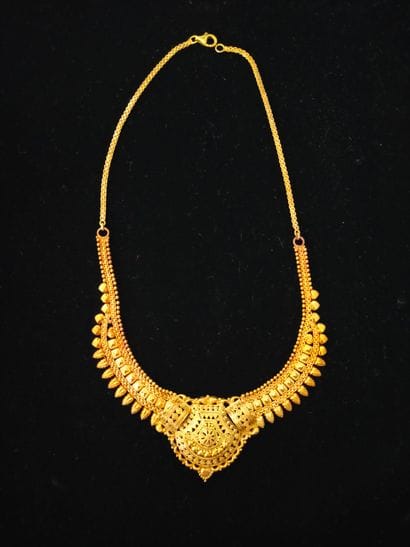 Collier collerette en or 18k (750e), composé...