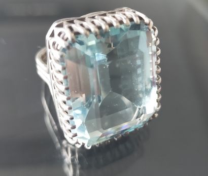 Bague cocktail en argent, ornée d’une aigue-marine...