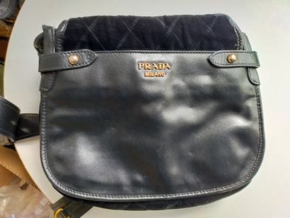 PRADA 
Sac en cuir et velours noir stylisé...