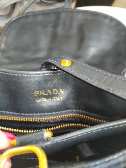 PRADA 
Sac en cuir et velours noir stylisé...