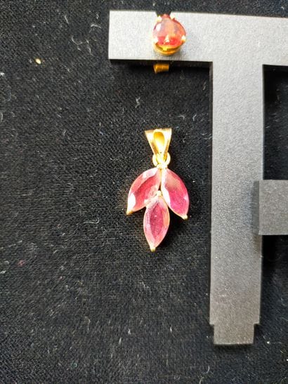 Lot en or 18k (750e), composé de 2 paires...