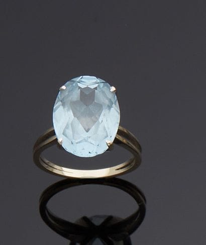 Bague en or gris 18k (750e), ornée d’un spinelle...