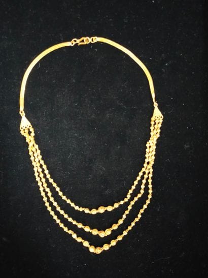 Collier en or 18k (750e), retenant par une...