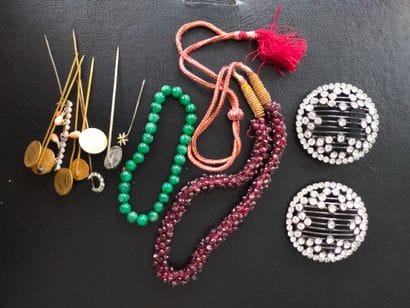 Lot de bijoux fantaisie et épingles dive...