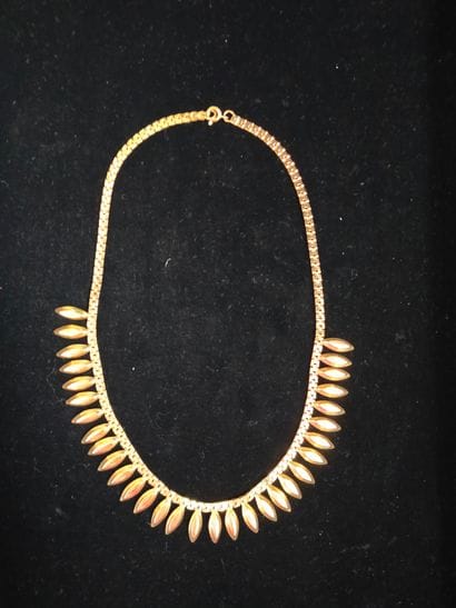 Collier collerette en or 18k (750e), composé...