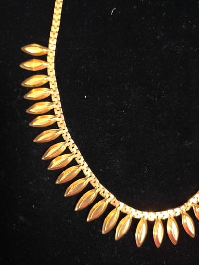 Collier collerette en or 18k (750e), composé...