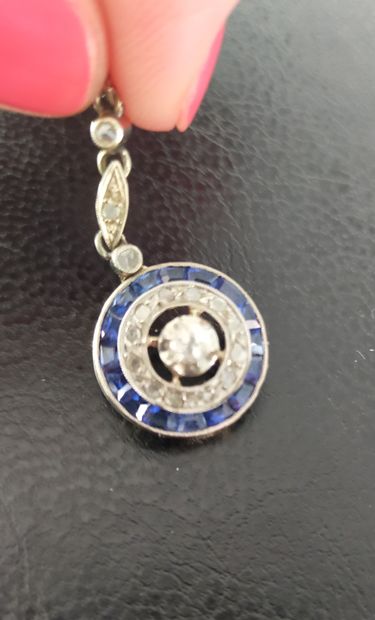Pendentif en or gris 18k (750e), retenant...