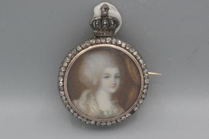 Broche en or 18k (750e) et argent ornée d'une...