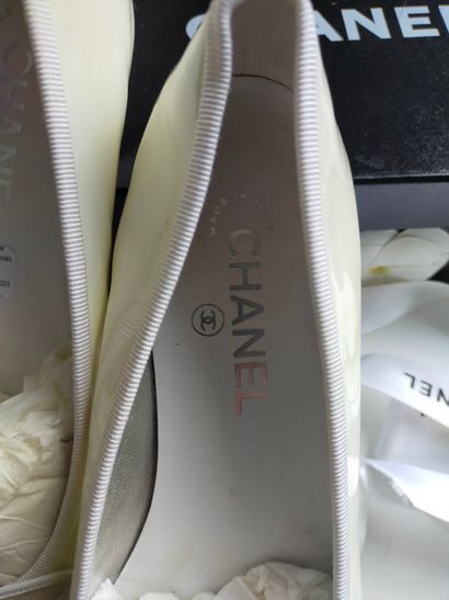 CHANEL 
Ballerines bicolores blanc cassé...