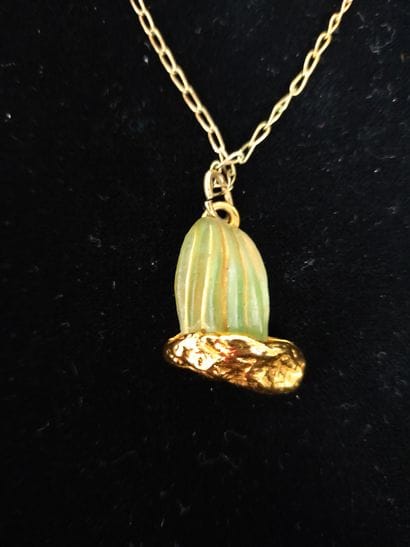 DAUM 
Pendentif en métal doré et pâte de...