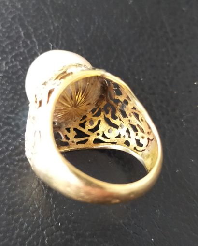 Bague en or 18k (750e), ornée d’une perle...