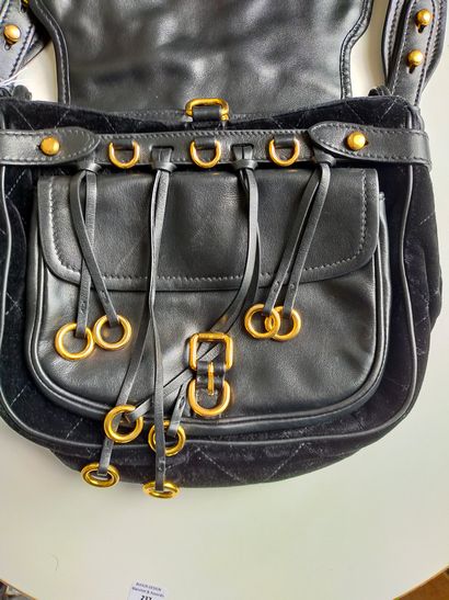 PRADA 
Sac en cuir et velours noir stylisé...