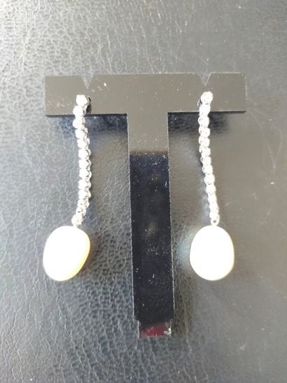 Paire de pendants d'oreille en or gris 18k...
