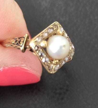 Bague en or 18k (750e), centrée d’une perle...