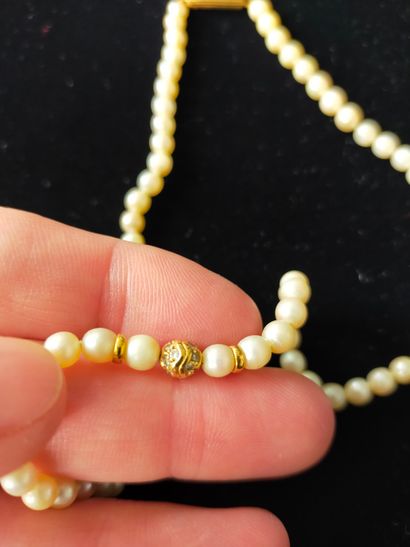 Collier ras de cou composé d’un rang de perles...
