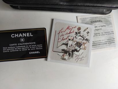 CHANEL 
Sac pochette matelassé en cuir noir...