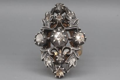 Bague losangique en or 18k (750e) et argent...