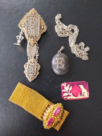 Lot de bijoux anciens dont chatelaine et...