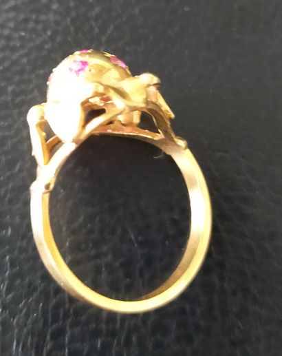 Bague en or 18k (750e), ornée d’une demi-sphère...