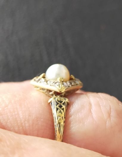 Bague en or 18k (750e), centrée d’une perle...