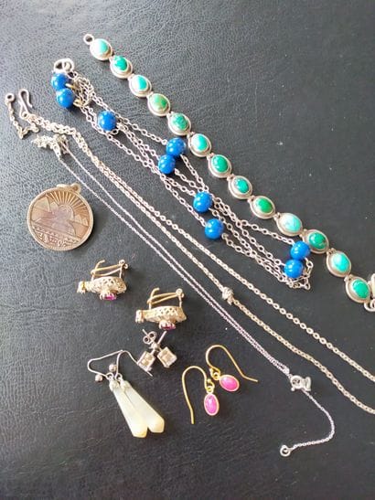 Lot d ebijoux fantaisie cerains sertis de...