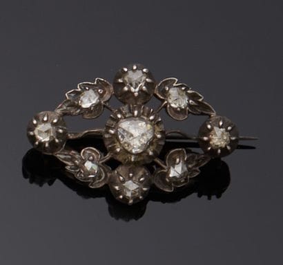 Broche en argent doublé or 18k (750e), stylisant...