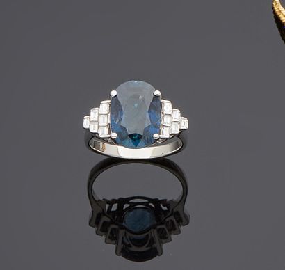 Bague en or gris 18k (750e) serti d'un saphir...