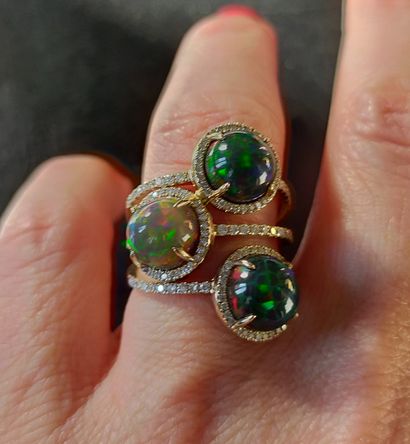 Bague en or gris 18k (750e) ornée de trois...